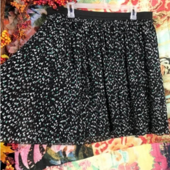 Torrid Green Floral Pleated Chiffon Skirt … - Picture 6 of 8